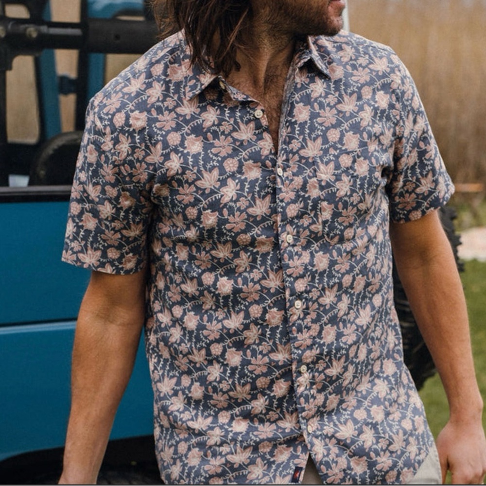 Faherty | Short Sleeve Faded Floral Breeze Shirt | Blue + Pink/White Pattern | M